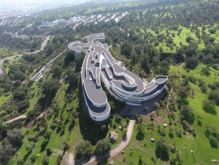 Universidad Adolfo Ibáñez Chile, vista de arriba. Campus verde