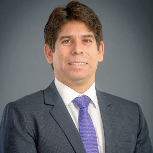 Armando Borda, profesor ESAN con corbarta