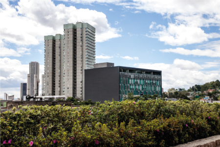 Panorámica Universidad de los Andes con la Torre Colpatria en Bogotá Colombia